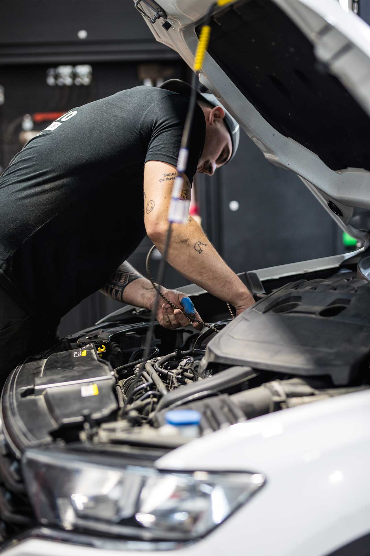 Mécanicien travaillant sur un moteur chez RT Auto