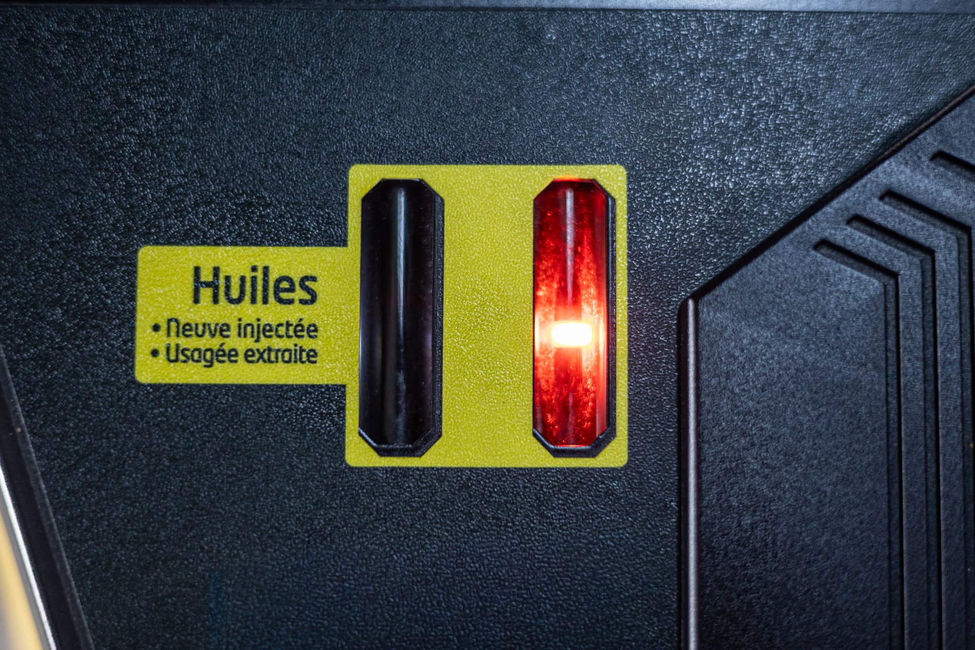 Comparaison pendant la vidange dynamique : huile usagée extraite à gauche et huile neuve injectée à droite